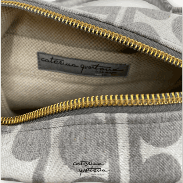 Come borsa a tracolla per muoversi in città, come bauletto per la sera, la minibag CQ è davvero perfetta per tutti i momenti della giornata. Contenuta nelle dimensioni ma allo stesso tempo capiente, è l'accessorio indispensabile per chi cerca una soluzione pratica e allo stesso tempo elegante e ricercata. Prodotto fatto a mano Made in Italy.