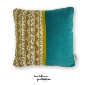 Cuscino in lana e cotone disegno Tissage color bisso, velluto color petrolio e nastro in velluto color verde lime