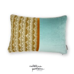 Cuscino in lana e cotone disegno Tissage color bisso, velluto color acquamarina e nastro in velluto color ambra