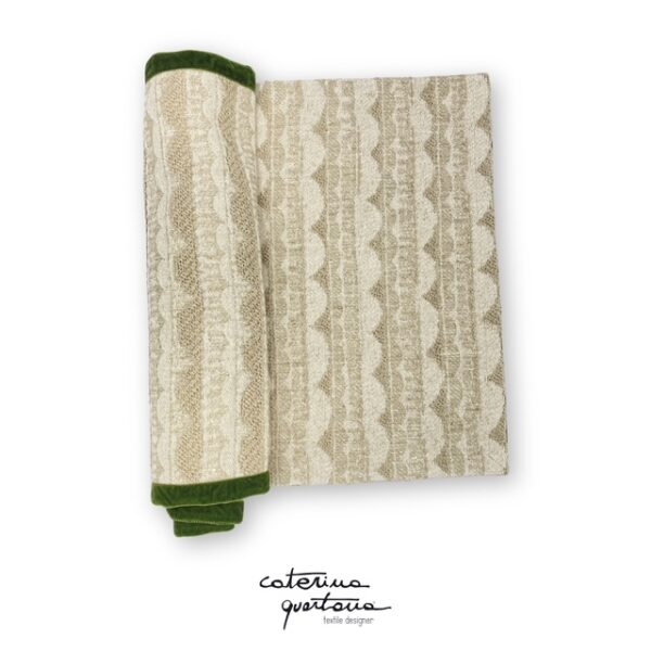 Striscia Decorativa in lana e cotone disegno Tissage color écru con bordo in velluto color verde bosco - immagine 2