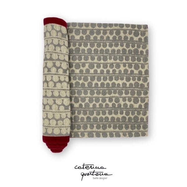 Striscia Decorativa in Lino disegno Bouclé color grigio con bordo in velluto color bordeaux - immagine 2
