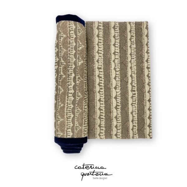 Striscia Decorativa in lana e cotone disegno Tissage color tortora con bordo in velluto color blu notte - immagine 2