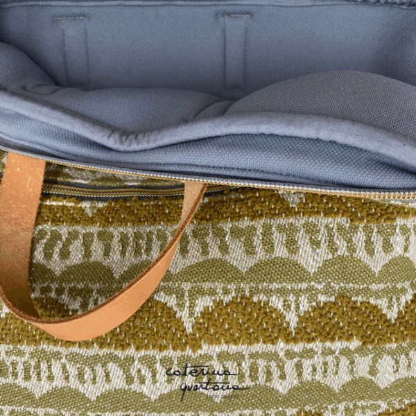 Borsa porta PC in tessuto disegno Tissage colore bisso, con manico in cuoio e dettagli dorati