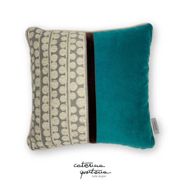 Cuscino in lino disegno Bouclé color grigio, velluto colore petrolio e nastro in velluto colore testa di moro