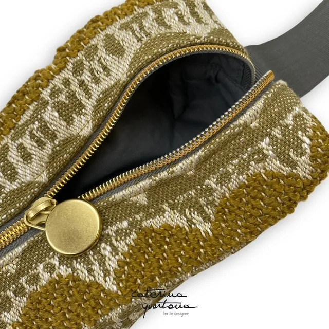 Beauty in tessuto disegno Tissage colore bisso, con manico in canetè colore grigio e dettagli dorati