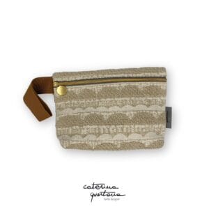 Pochette in tessuto disegno Tissage colore ecrú, con manico in canetè colore cammello e dettagli dorati
