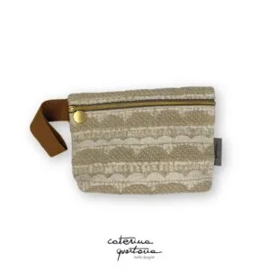 Pochette in tessuto disegno Tissage colore ecrú, con manico in canetè colore cammello e dettagli dorati