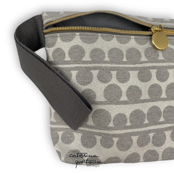 Pochette in Cotone disegno Bouclé colore grigio, con manico in canetè colore grigio e dettagli dorati
