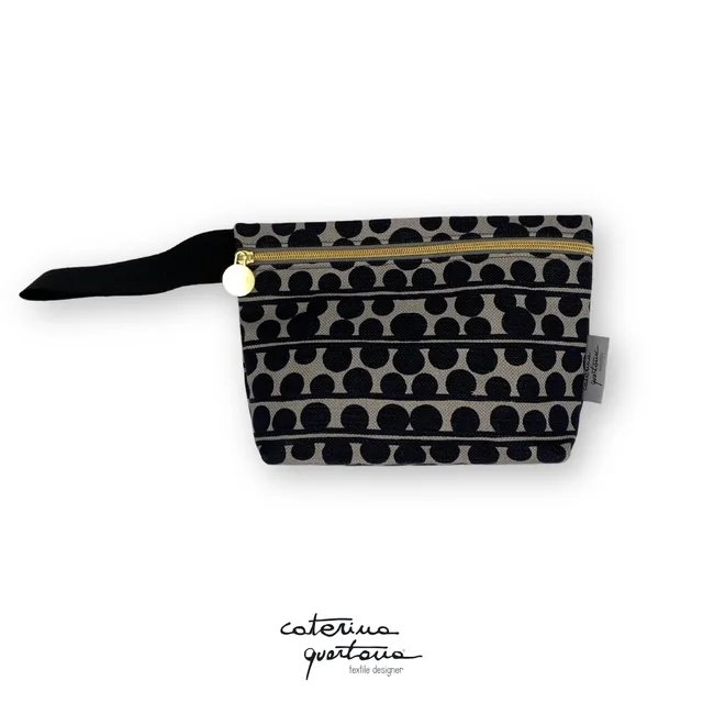 Pochette in Lino disegno Bouclé colore nero e grigio, con manico in canetè colore nero e dettagli dorati
