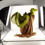 Foulard Maxi: Un Accessorio Oversize che Ridefinisce l’Outfit - Scopri come indossare i maxi foulard per un effetto drammatico e avvolgente.