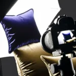 Cuscini con Etichetta in Velluto: Il Lusso nei Minimi Dettagli - Esplora il fascino delle finiture vellutate come firma di eleganza nei complementi d’arredo.
