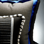 Cuscini Decorativi con Inserto a Contrasto: Dettagli che Fanno Stile - Esplora la tendenza dei cuscini con bordi o inserti a contrasto per aggiungere un tocco sofisticato.