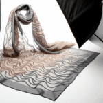Foulard con Motivo a Onde: Eleganza Organica per Ogni Look - Scopri i nuovi pattern ispirati al movimento dell’acqua per un’estetica fluida e armoniosa.