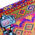 I Tappeti di Nule: Geometrie e Colori della Sardegna - Analizza i tappeti di Nule, caratterizzati da motivi geometrici e colori vivaci, simbolo d’identità locale.