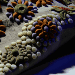 Pibiones: L'Arte del Rilievo nei Tessuti Sardi - Esplora la tecnica dei pibiones, caratterizzata da piccoli rilievi che creano motivi decorativi unici, simbolo dell'artigianato tessile sardo.