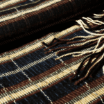Sa Burra: La Coperta-Tappeto del Gennargentu - Approfondisci la storia di sa burra, una coperta pesante in lana, oggi apprezzata anche come tappeto decorativo.