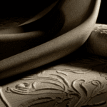 Tende in Lino Goffrato: Superficie Materica per Ambienti Tattili - Scopri la bellezza delle trame goffrate nel lino, ideali per aggiungere profondità visiva e sensoriale.