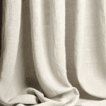 Tende in Lino Lavato: Il Tessuto della Purezza e dell’Equilibrio - Scopri la texture naturale e vissuta del lino lavato per ambienti calmi e sofisticati.