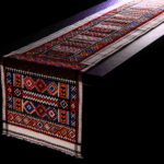 Runner con Motivi Geometrici Sardi: Ordine e Bellezza sulla Tavola - Esplora i pattern geometrici tipici della Sardegna applicati ai tessili da pranzo.