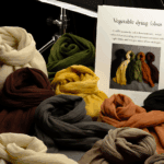 Sciarpe Tinte con Colori Naturali: I Pigmenti della Terra sulla Pelle - Approfondisci la tintura vegetale che dona sfumature autentiche agli accessori.