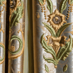 Tende con Ricami Galluresi: Arte del Dettaglio per Ambienti Eleganti - Analizza come i motivi floreali e fogliati possano impreziosire i tendaggi.