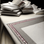 Tovaglie con Bordo Decorato: L’Arte del Contrasto nei Tessuti Sardi - Approfondisci come i bordi ricamati rendano unica la mise en place.