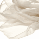 Foulard in Mussola di Seta: Morbidezza e Trasparenza - Analizza il fascino delle texture leggere che accarezzano la pelle.