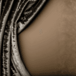 Tende in Velluto Lavato: Comfort e Matericità per Ambienti Intimi - Analizza il ritorno del velluto in chiave sobria e naturale.