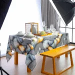 Tovaglie a Motivo Astratto: L’Arte Applicata alla Tavola - Approfondisci l’influenza del design artistico nei tessuti per la casa.