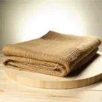 Tovaglie in Canapa Naturale: Sostenibilità e Materia - Esplora il ritorno della canapa come fibra eco-luxury per la tavola.