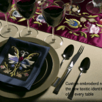 Tovaglioli Personalizzati: L’Identità Tessile di Ogni Tavola - Esplora la nuova tendenza del ricamo custom nel luxury dining.